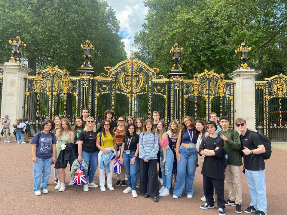 Na Inglaterra, estudantes do Instituto Ivoti conhecem Londres e o Royal Pavilion, em Brighton