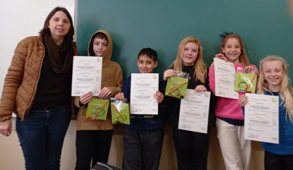 Estudantes recebem certificados pela participação no concurso Kinder kochen Deutsch