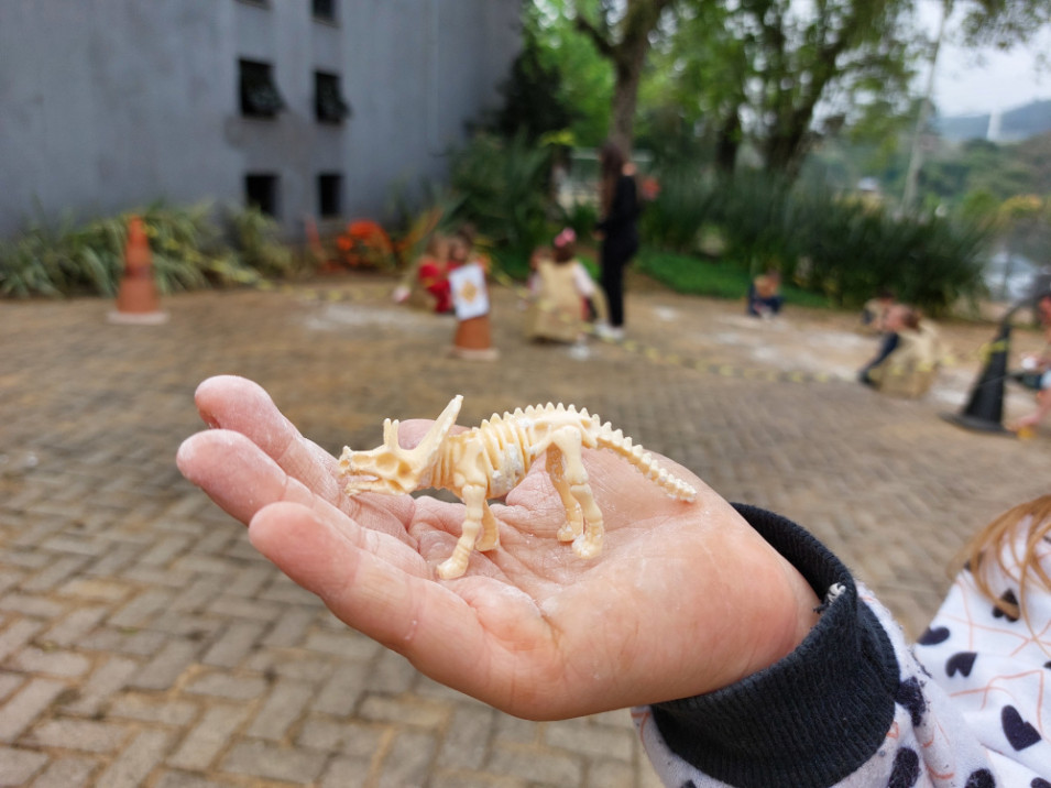 Crianças do Gruppe 5 realizam explorações e descobertas relacionadas ao projeto “Dinosaurierland”