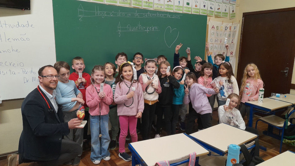 Turma do 1º ano recebe visita de médico cardiologista para tirar dúvidas sobre o coração