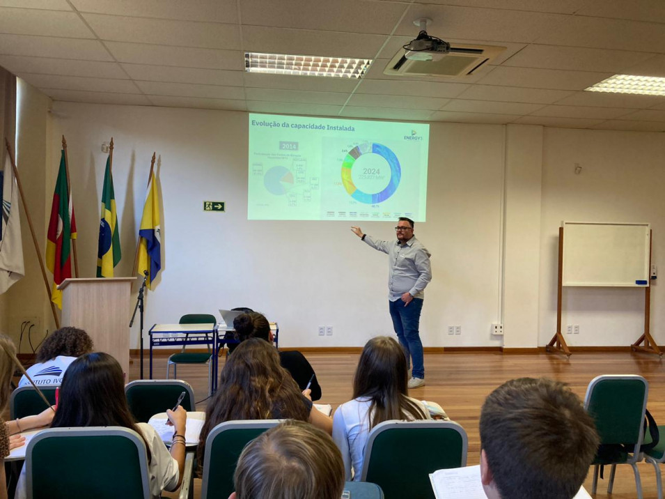 Turma do 6º ano do Instituto Ivoti assiste palestra sobre energia solar e fotovoltaica