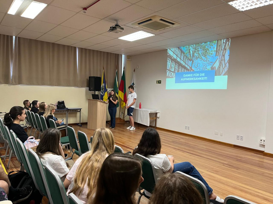 Turmas do Núcleo de Aprendizagem de Idiomas participam de encerramento do ano letivo