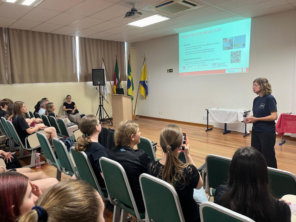 Representantes de universidades alemãs conversam com estudantes do NAI sobre o Studienkolleg