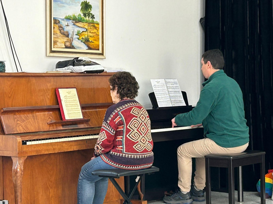 Professor Arthur lança livro e participa de curso de Piano para Adultos