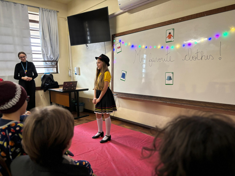 Turma do 5º ano apresentam suas roupas preferidas e praticam vocabulário nas aula de inglês