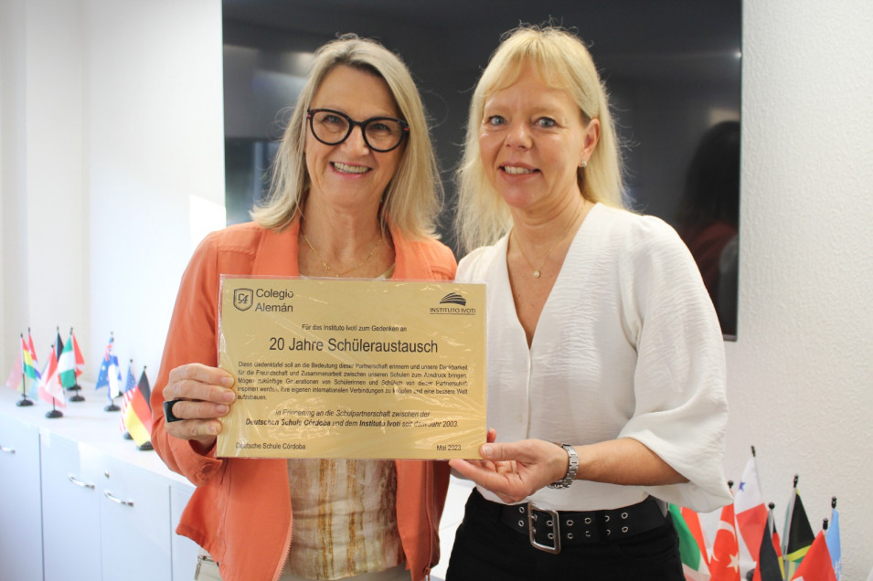 Instituto Ivoti recebe placa alusiva aos 20 anos de intercâmbio com o Colegio Alemán de Córdoba