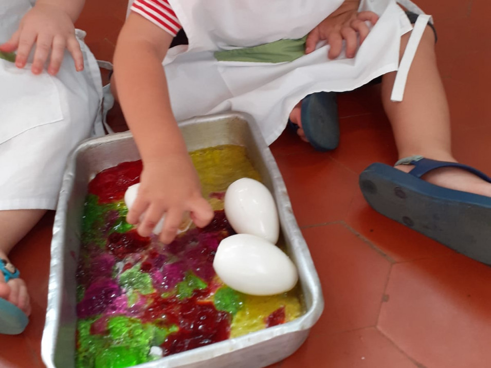 Crianças realizam pintura de ovos com corantes naturais nas aulas de Herbário Vivo