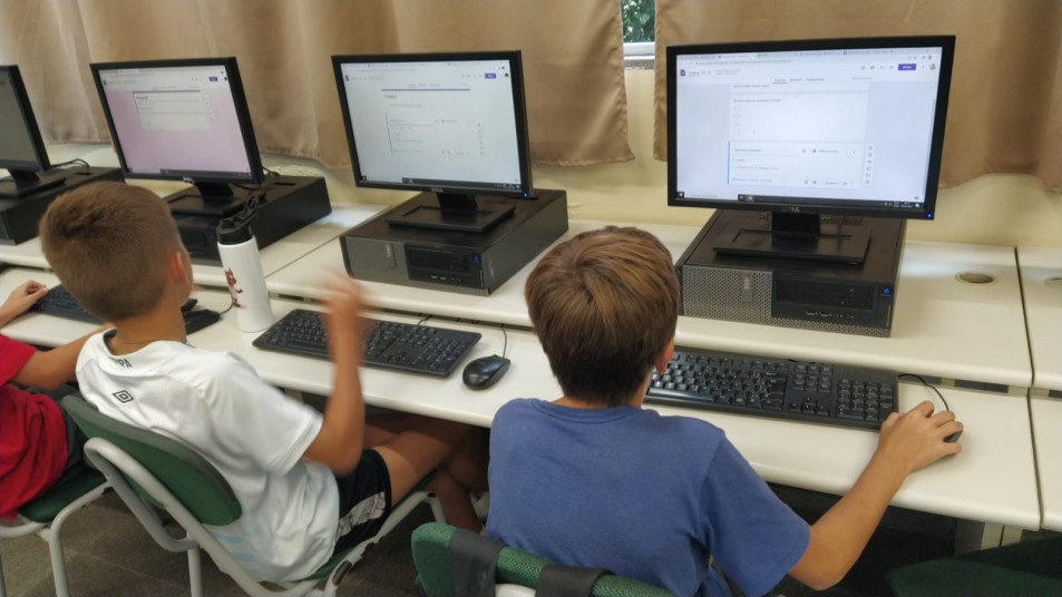 Turma do 5º ano aprende a utilizar o Google Formulários na aula de Informática Educativa e Ludicidade