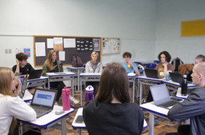 Estudantes do MUN recebem acadêmicas da Alemanha durante a aula
