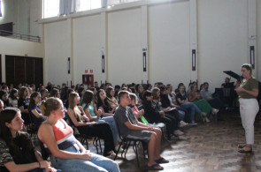 Estudantes assistem uma breve apresentação sobre os Cursos Complementares