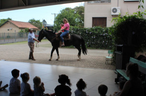 Crianças da Educação Infantil são surpreendidas com passeio de cavalo