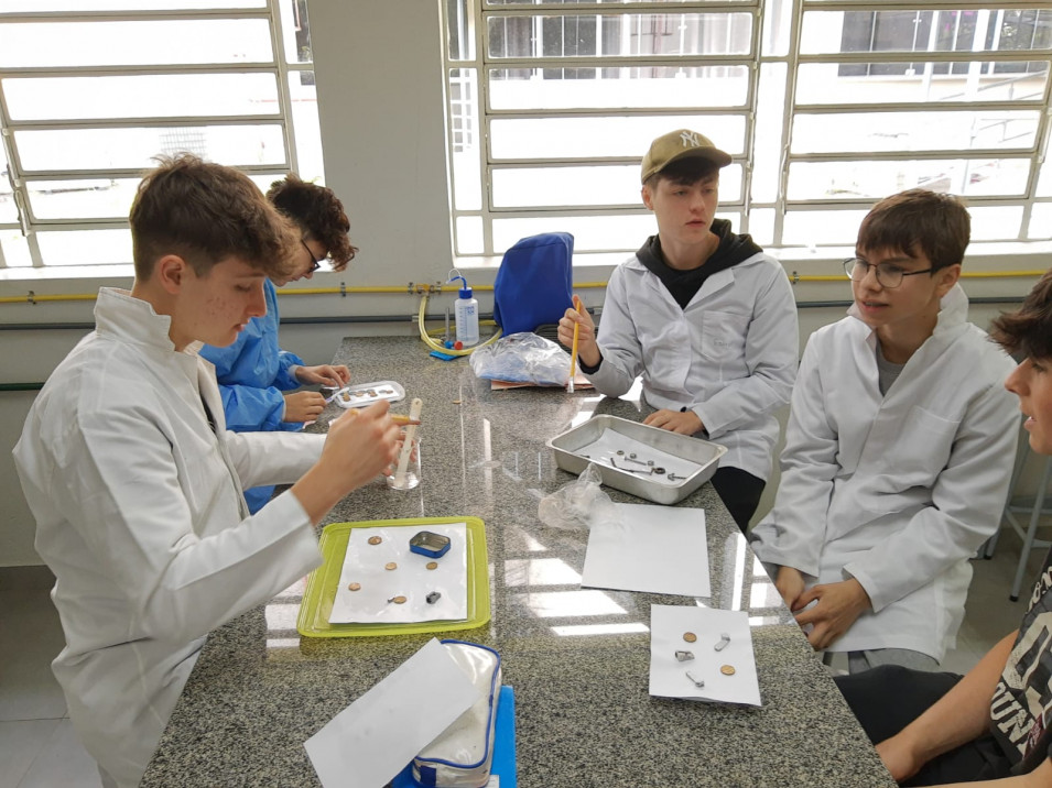 Estudantes do 9º ano tem aula prática sobre reações químicas nas aulas de Ciências