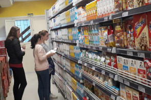 Turma do 6º ano realiza visita ao supermercado para pesquisar preços de produtos da cesta básica