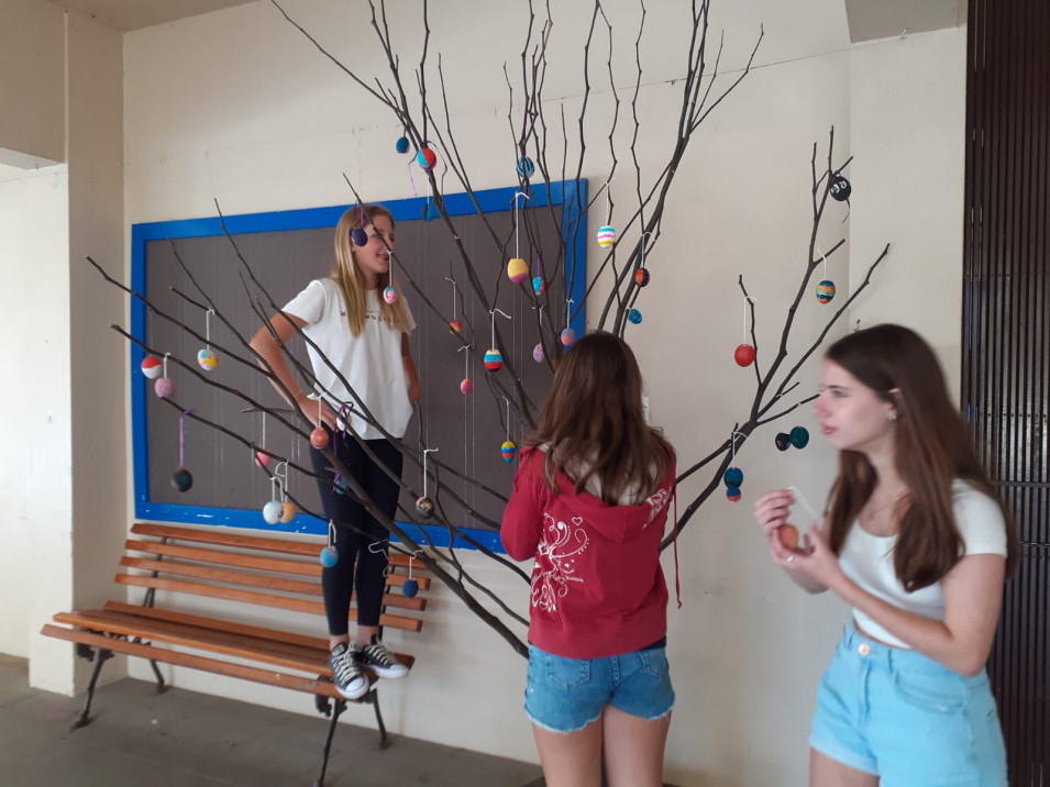 Estudantes dos 8ºs anos do Instituto Ivoti montam uma árvore de Páscoa