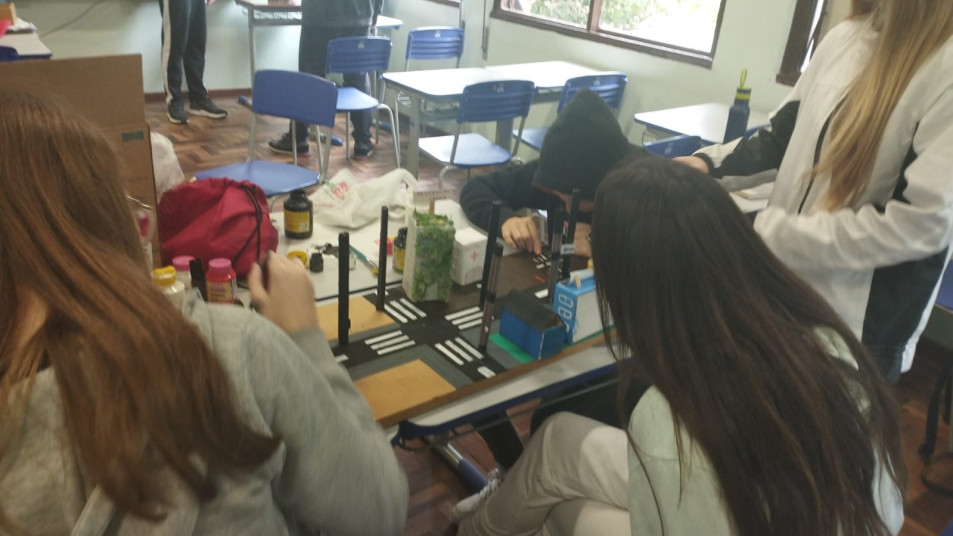 Estudantes do Ensino Médio criam maquetes com tecnologia limpa nas aulas de Química Ambiental