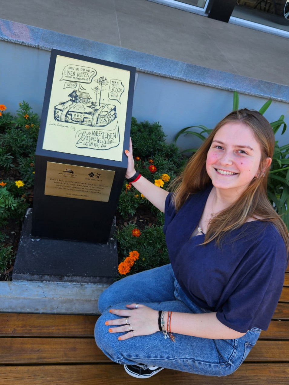 Placa comemorativa aos 200 anos da Imigração Alemã eterniza desenho feito por acadêmica da Faculdade Instituto Ivoti