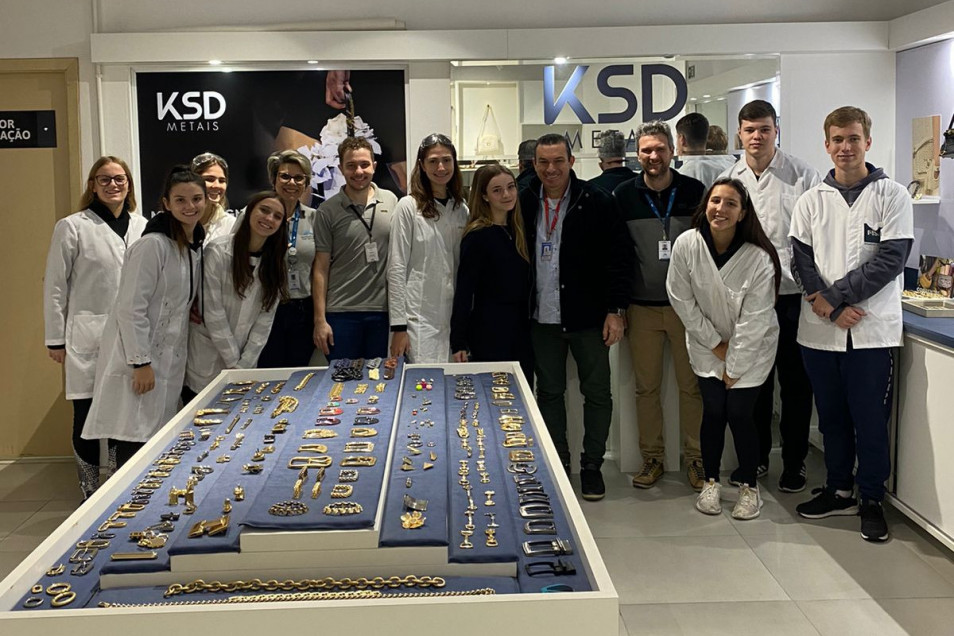 Estudantes do Ensino Médio realizam visita a empresa KSD Metais