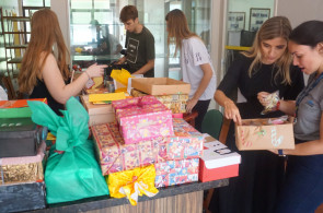 Weihnachten im Schuhkarton leva o espirito do Natal para escola de Novo Hamburgo