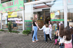 Gruppe 4 realiza visita à fruteira como parte do projeto da turma para a Mostra de Iniciação Científica