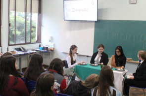 Estudantes revivem “A Moreninha” com apresentações criativas na aula de Língua Portuguesa