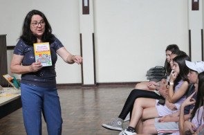 Estudantes participam de lançamento de livro da Coleção Aprendendo a poupar