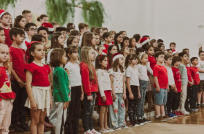 As crianças do 1º ao 5º ano do Ensino Fundamental participam de uma cantata de Natal