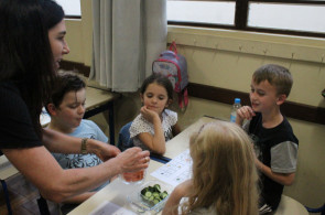 Nutricionista Roberta realiza visita na turma do 1º ano B para conversar sobre alimentação