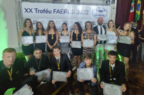 Equipe de Atletismo do Instituto Ivoti recebe 14 premiações do XX Troféu FAERGS