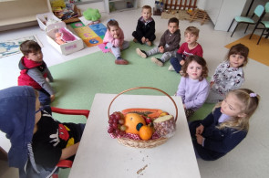 Turmas do Gruppe 3 da Educação Infantil criam salada de fruta coletiva