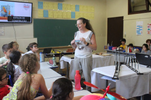 Turma do 3º ano do Ensino Fundamental recebe engenheira civil para conversar sobre construções