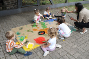 No projeto sobre as cores da natureza, as crianças exploram galhos e folhas como pinceis