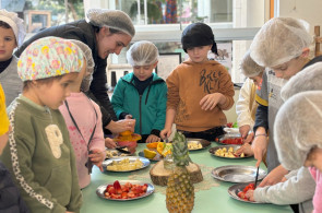 Turmas da Educação Infantil aprendem sobre as frutas enquanto fazem uma Obstsalat
