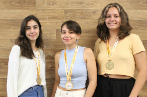 Medalhas de 1º lugar na MostraClack são entregues para alunas do Ensino Médio