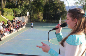 Turmas do Ensino Médio do Instituto Ivoti tem Hora Cívica durante a Semana Farroupilha