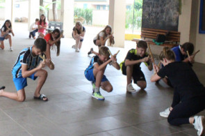 Estudantes do 6º ano vivenciam um pouco da Cultura Africana durante as aulas de música