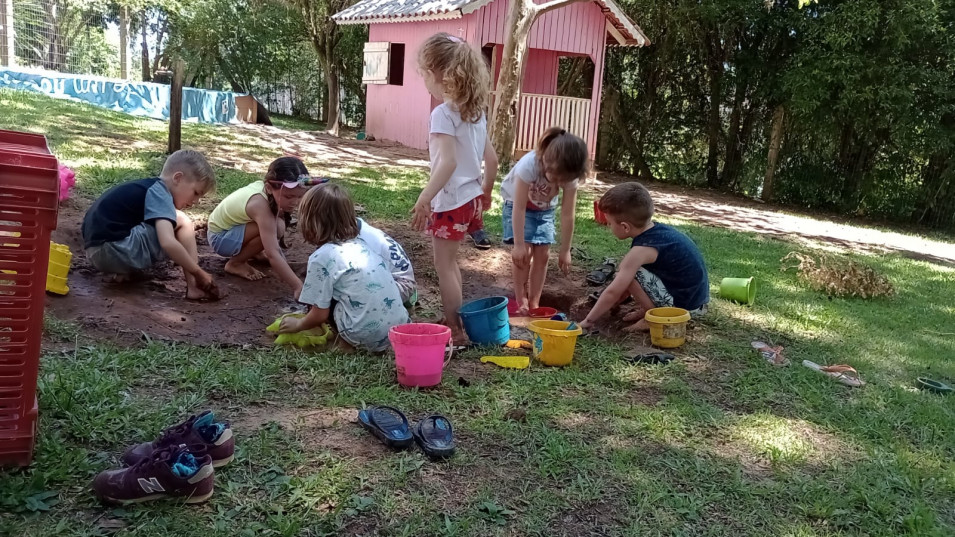 Brincadeiras água fazem sucesso entre as crianças da Colônia de Férias