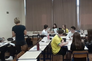 Estudantes de inglês tem aula com acadêmica da Universidade de Göttingen