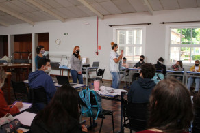 Acadêmicos entram em sala na disciplina de Laboratório de Língua Portuguesa