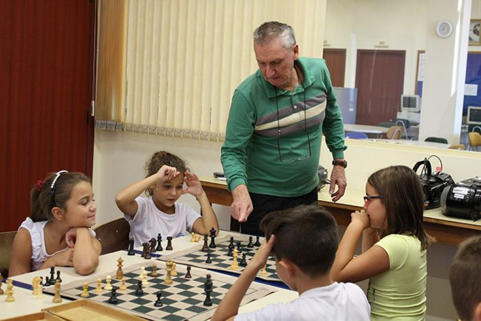 Criança joga xadrez em sala de aula na escola xadrez para criança  inteligente gênio infantil aluno inteligente jogando l