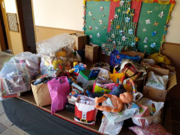 Estudantes realizam doação de campanha de Natal para Escola Irmão Nilo