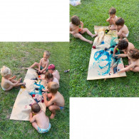Crianças do Berçário  realizam pintura com gelo colorido