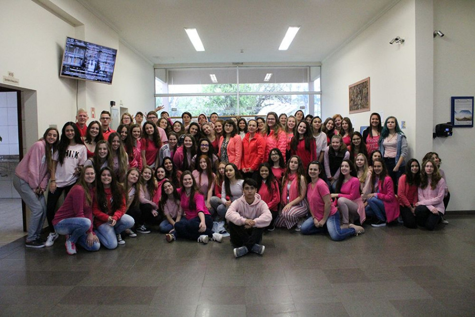 Grêmio organiza e alunos vem de rosa no Instituto Ivoti