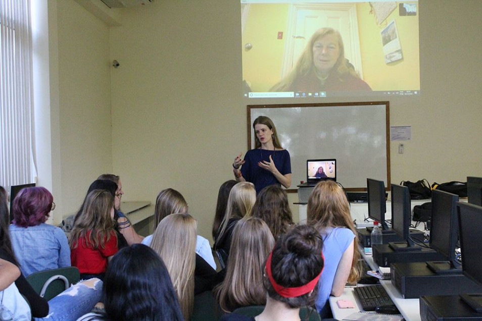 Cientista Americana conversa com alunos por videoconferência