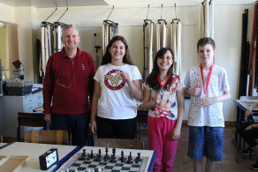 Alunos das aulas complementares recebem medalhas de xadrez