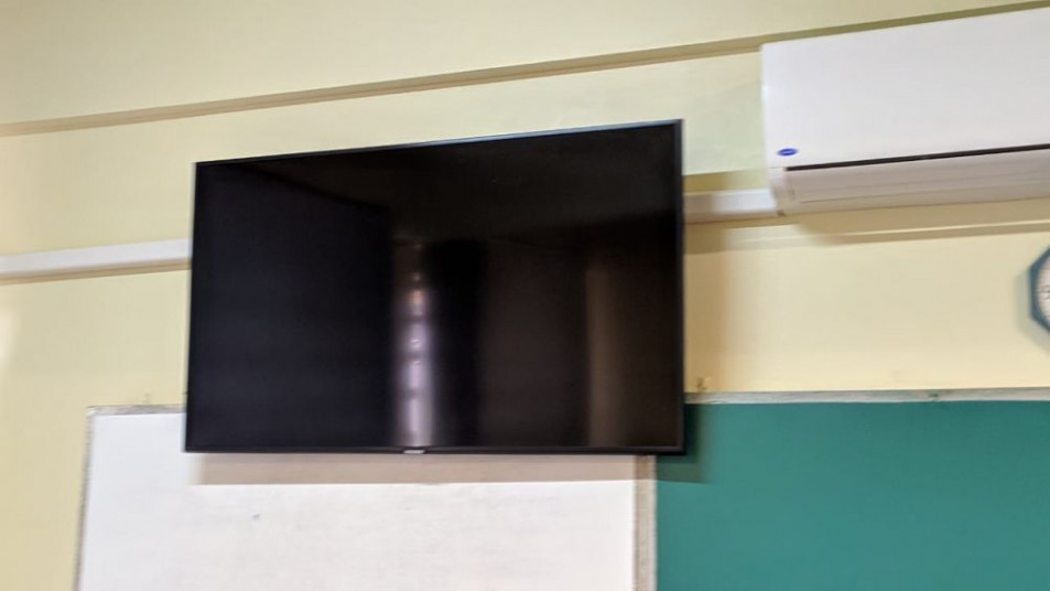 Equipe de Suporte instala televisores nas salas do Instituto Ivoti