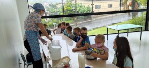 Crianças aprendem receitas de suco e geleia utilizando goiaba