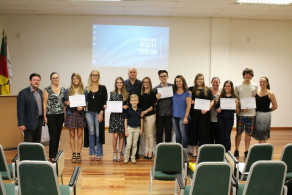 Oito estudantes recebem certificados de inglês em Nível Avançado