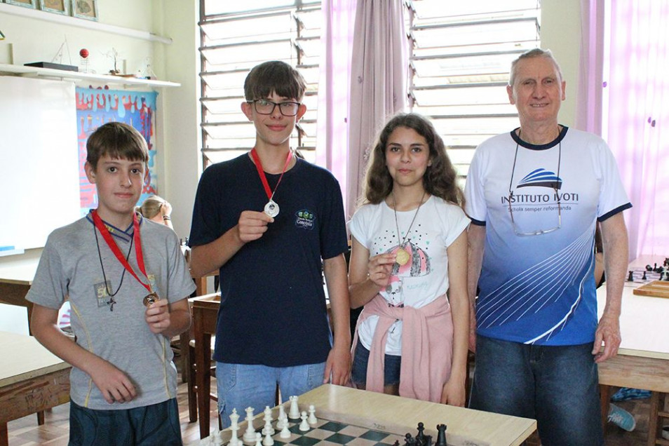Alunos do Projeto do Sicredi recebem medalhas de torneio de xadrez