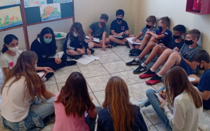 Turma do 6º ano tem aula prática sobre o gênero debate na aula de Português