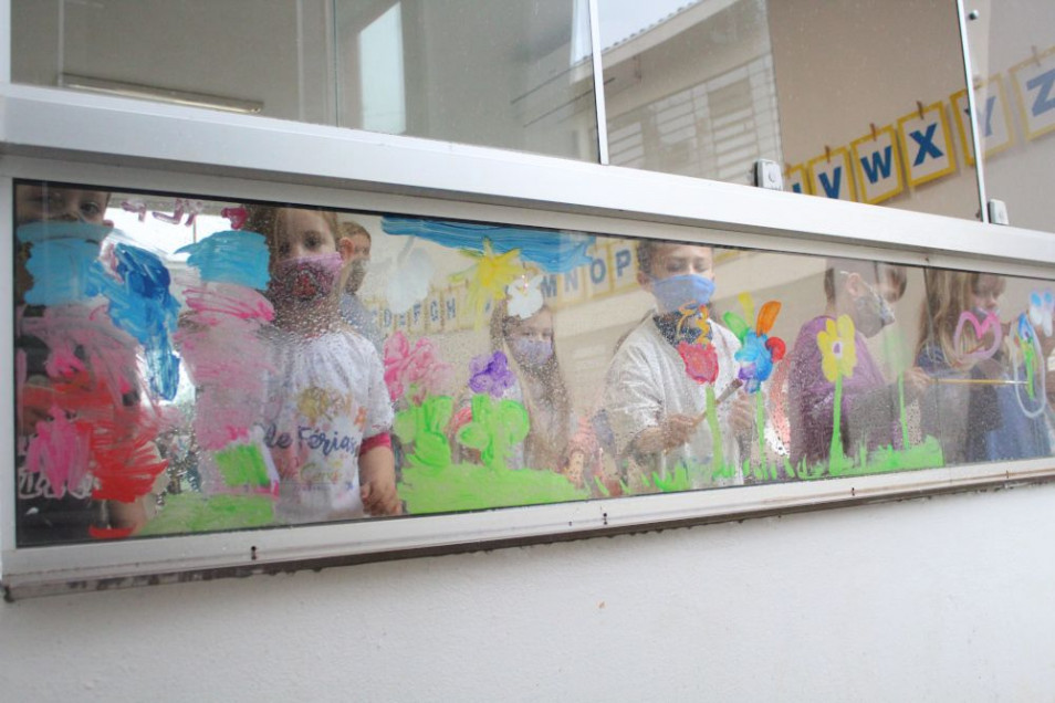 A primavera foi registrada com tintas em atividade da Educação Infantil